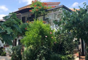 LOU PANTAI has Balcony rooms