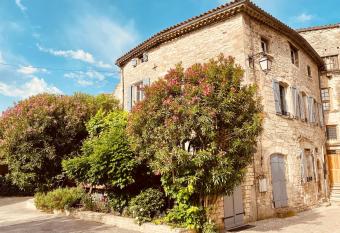 Les Lauriers Roses - Maison d H  tes allows 18 year olds to book a room