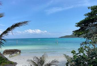 Boho Beachfront Cottage has Balcony rooms