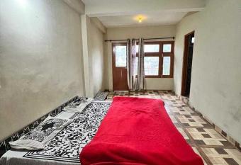 OYO Flagship 81303 Art Food Corner allows 18 year olds to book a room