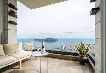 Luxury Apartment Libertas has rooms with a private hot tub