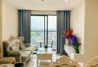 C  n 3 ph  ng ng    t  a S2.03 Vinhomes Ocean Park has rooms with a private hot tub