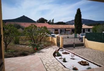 La Pin  de YourHostHelper has rooms with a private hot tub