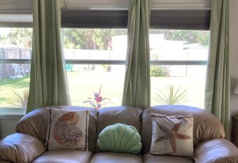 Seashell Studio near FIT/beach has Balcony rooms