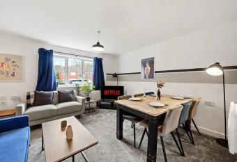 Sleek Lincoln Gem with Parking - Sleeps 6 allows 18 year olds to book a room