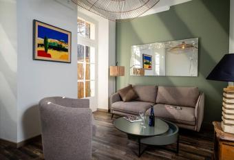 Maison Ventoux has Balcony rooms