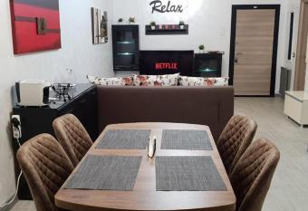 Alezzy Luxury Prima Linie la Mare has rooms with a private hot tub