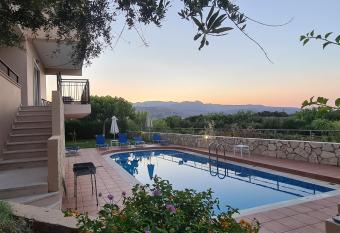 VILLA PAGONI Residence Selini Villas N 1 Kolymbari Chania has rooms with a private hot tub