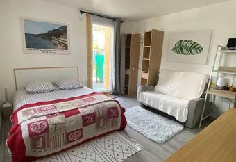 Charmant appartement moderne avec terrasse allows 18 year olds to book a room