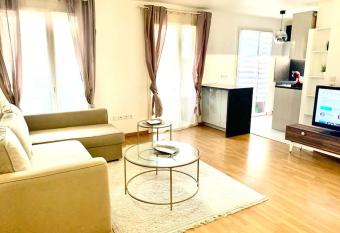 Appart Stade de France/M  tro L12 has Balcony rooms