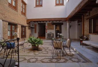 Charminghomesgranada Amanecer en Granada has rooms with a private hot tub