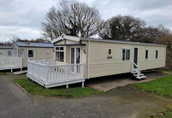 Roslyn at Lower Hyde Park, Isle of Wight has Balcony rooms
