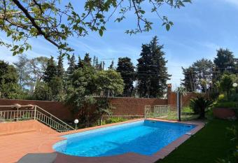 Studio proche mer avec piscine allows 18 year olds to book a room