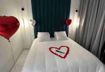 Luxury Living Martigues allows 18 year olds to book a room