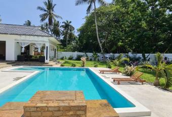 La Marina Three Bedroom Private Villa in Mtwapa Near the beach and creek has Balcony rooms
