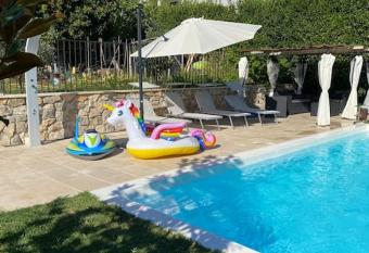 jolie appartement avec piscine has Balcony rooms