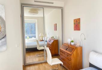 Modern apartment, 24/7 security, free parking has rooms with a private hot tub