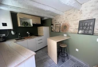 Le Duplex joli studio centre de Nimes allows 18 year olds to book a room