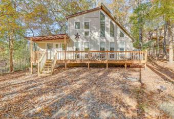 Saw Creek Chalet with multiple pools by Bushkill Falls has Balcony rooms