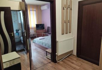                                       1,                                          has rooms with a private hot tub