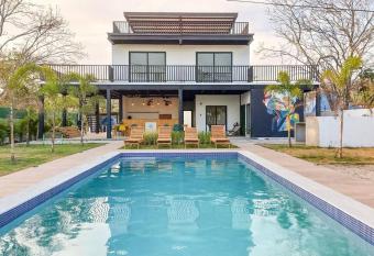 Malbu Paradise has Balcony rooms