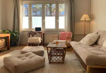 Superbe appartement avec jardin, sauna et jacuzzi has rooms with a private hot tub