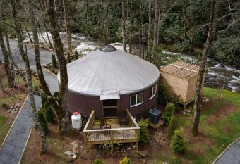Tranquil Haven Luxy Yurt - Creekside Glamping with Private Hot Tub has Balcony rooms