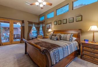 Quail Mountain Desert Resort: Heated Pool, Mt Vews, all BR's King & TV's, Hiking has rooms with a private hot tub