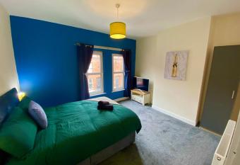 4BR House Popular Ravenhill Road allows 18 year olds to book a room