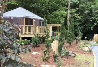 Spring Ridge Luxury Yurt - Creekside Glamping with Private Hot Tub has rooms with a private hot tub