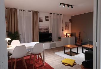 Stylish 1-bedroom flat with beautiful terrace , for a cosy Retreat has Balcony rooms