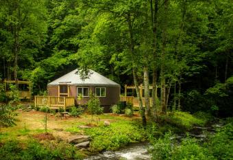 Creekside Cove Luxury Yurt - Creekside Glamping with Private Hot Tub has Balcony rooms