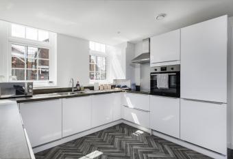 Bright 2bed Apartment in Worksop allows 18 year olds to book a room