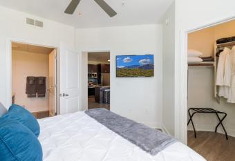 Shopping & Dining 1Mi-King Beds with Parking L3012 has rooms with a private hot tub