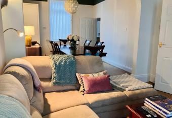 Sunderland Stays, Romford, Luxury House - City Centre & Hospital has Balcony rooms