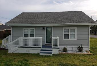Kure Beach Cottage-Fully Updated--1 block- welcome dogs for modest fee has Balcony rooms