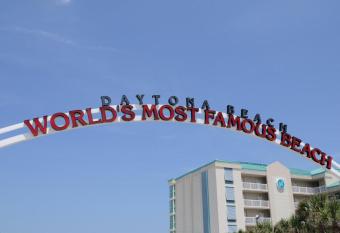 Beachside Craftsman Cottage has Balcony rooms