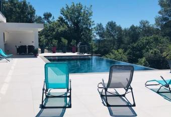 Petit paradis sur golf allows 18 year olds to book a room