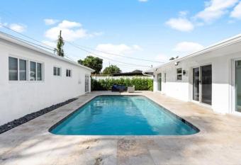 New Villa W 2 Bedroom Gueset House Heated Pool allows 18 year olds to book a room