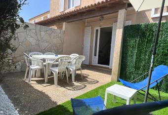 Maison 4/6 pers avec terrasse, piscine, mer 200m has Balcony rooms