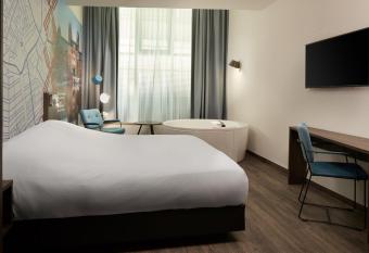 Inntel Hotels Amsterdam Centre has rooms with a private hot tub