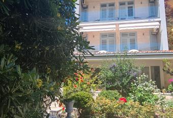 Riva Brela SP-small loft allows 18 year olds to book a room