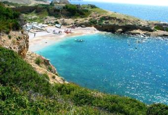 Jaccuzi entre mer et calanques en r  sidence familiale has rooms with a private hot tub