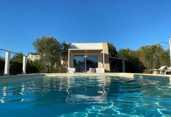 Dependance Rosy allows 18 year olds to book a room