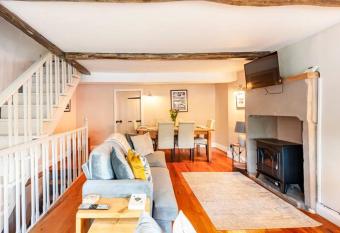 Duck Cottage - Cosy Cottage - Central Location has Balcony rooms