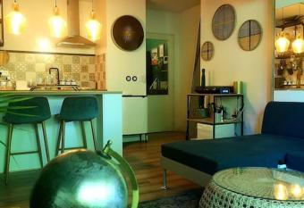 Apparemment cosy id  alement situ   has Balcony rooms