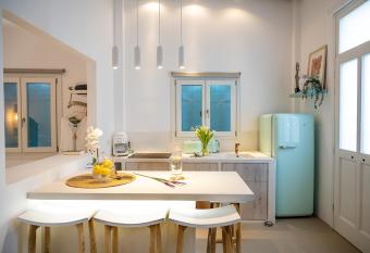 NiaN CYCLADIC SUITE allows 18 year olds to book a room
