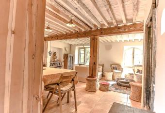 Charme Zen+  crin de verdure+fra  cheur+Spa en juin allows 18 year olds to book a room