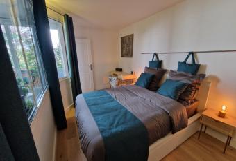 Appartement Cosy Asni  res - Paris - La D  fense has Balcony rooms