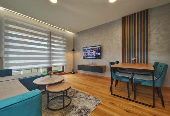 Velika Recepcija 22 allows 18 year olds to book a room